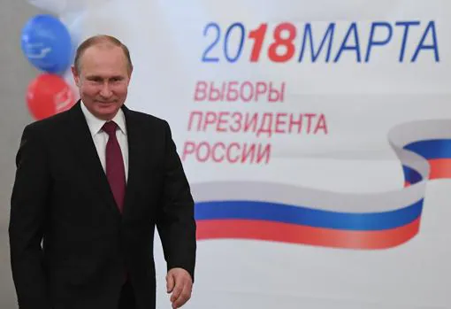 Vlaidimir Putin, en el centro donde acudió a votar en Moscú