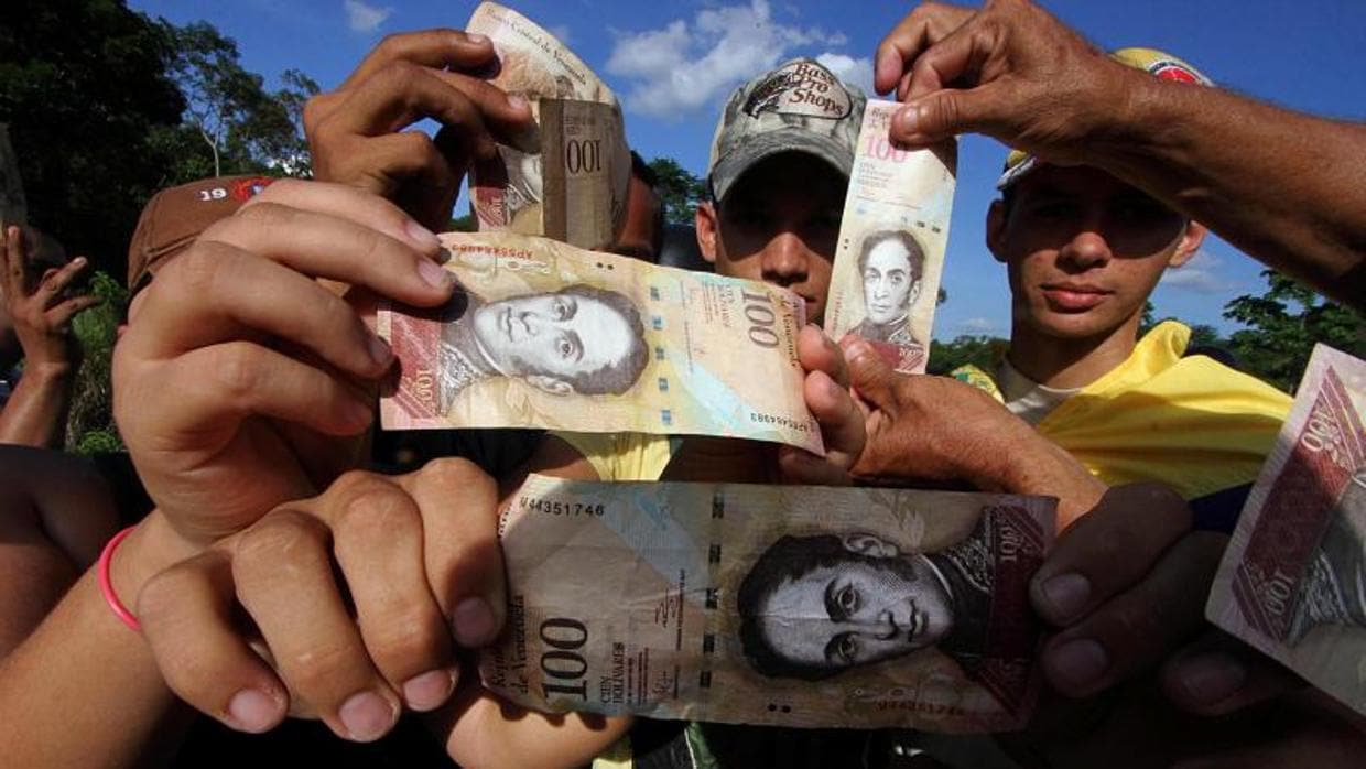 Venezolanos con bolívares durante una protesta por falta de efectivo en San Cristóbal (Táchira), en diciembre de 2016