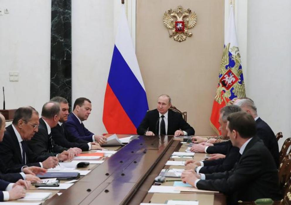 Vladimir Putin (c) y Dimitri Medvedev, a su izquierda, durante una reunión del Consejo de Seguridad ruso, el pasado 15 de marzo en Moscú