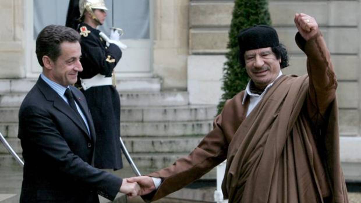 El presidente francés, NicolasSarkozy (i), da la bienvenida al líder libio, Muamar Gadafi