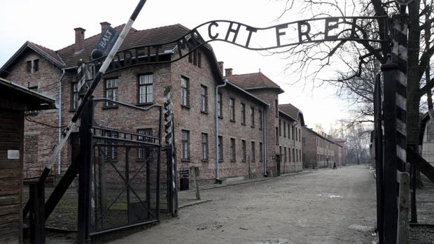 Multan a un israelí por orinar en Auschwitz