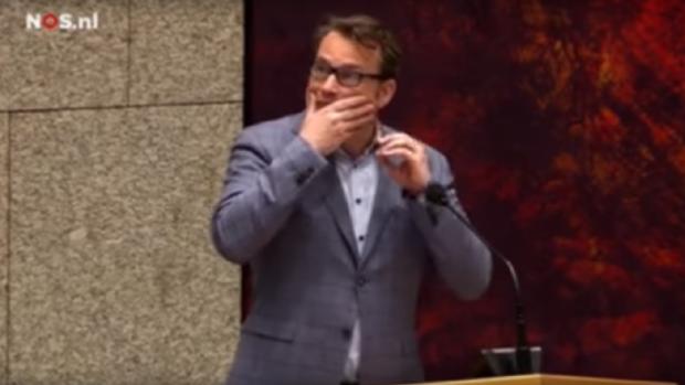 Caos en el Parlamento de Holanda tras el intento de suicidio de un hombre en pleno debate