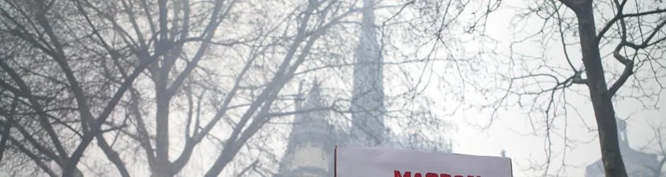 Una pancarta en la protesta de París dice: «Macron descarrila»