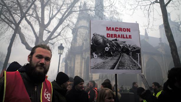 Eco parcial de la huelga en Francia de ferroviarios y funcionarios