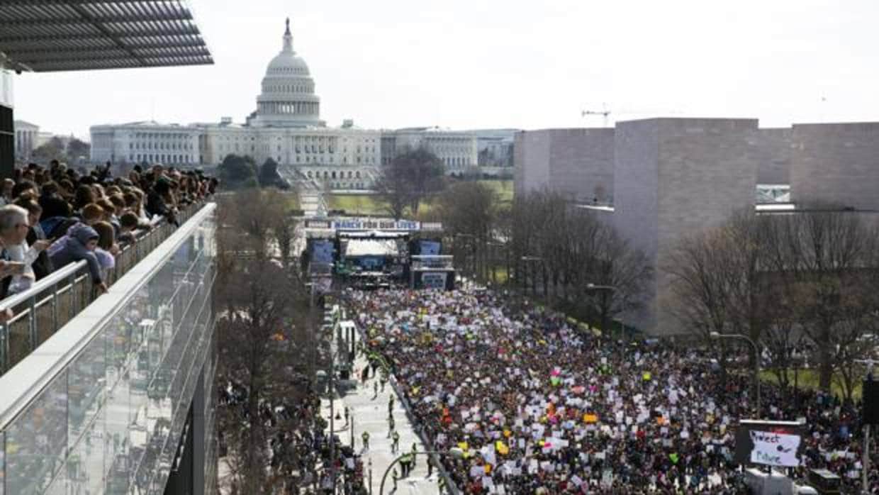 Cientos de personas se concentran ya en la Avenida Pensilvania de Washington, en dirección a la Casa Blanca