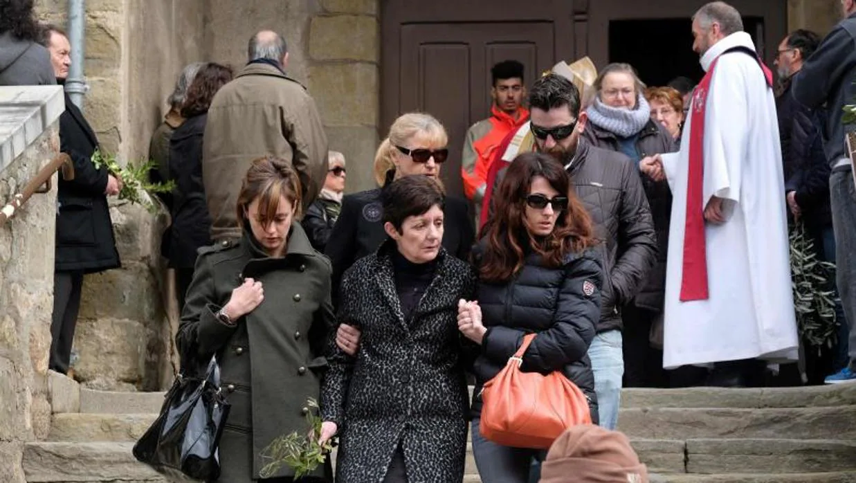 Familiares de las víctimas del atentado de Trébes, a la salida de una misa en su memoria en la iglesia de Saint Etienne