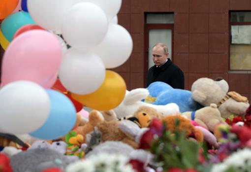 El presidente Putin, ante el altar de flores y peluches en memoria de las víctimas del incendio en Kémerovo