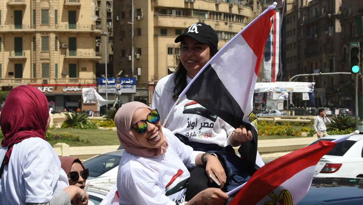 Mujeres egipcias animan a votar, este lunes en la plaza Tahrir, en El Cairo