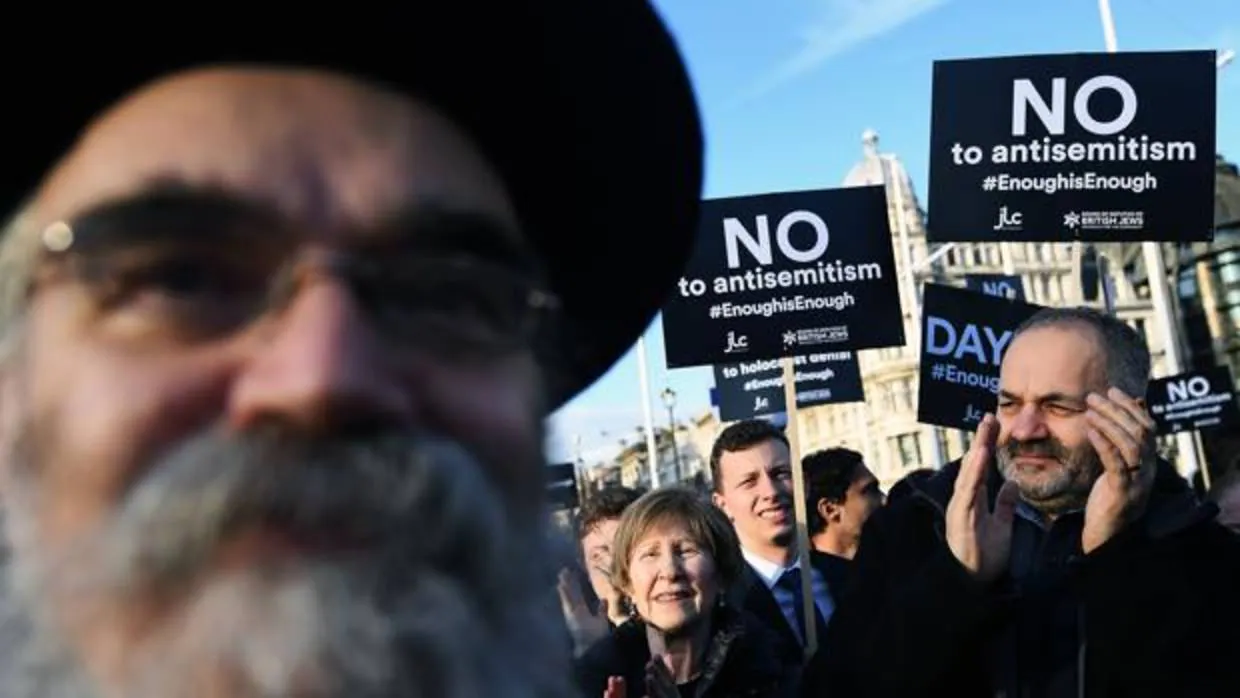 Miembros de la comunidad judía de Londres protestan frente a las Casas del Parlamento británico en Londres