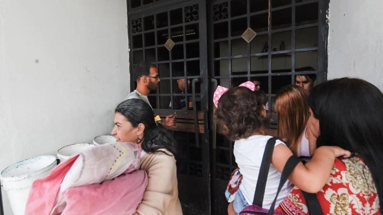 Familiares de presos aguardan en la puerta de la cárcel de la comisaría de Valencia (Carabobo) incendiada tras un motín