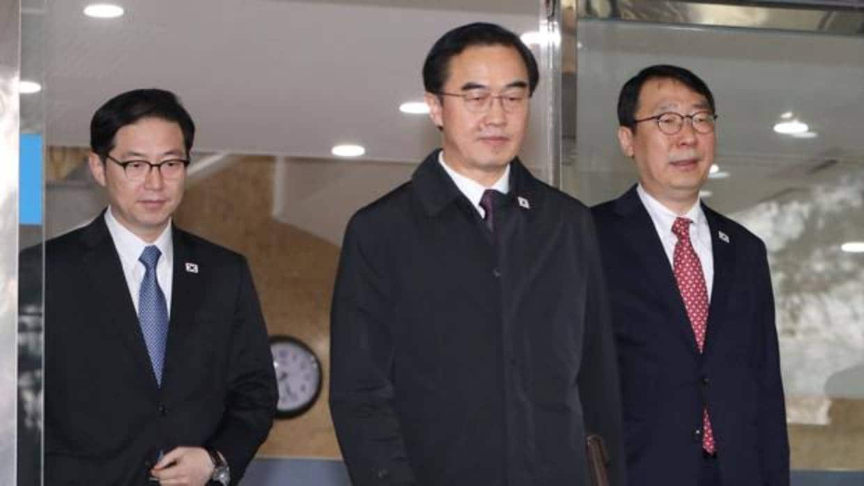 El ministro de Unificación de Corea del Sur, Cho Myoung-gyon (c), y delegados se dirigen a la aldea en tregua de Panmunjom para asistir a conversaciones intercoreanas de alto nivel