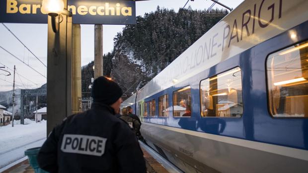 Italia convoca al embajador francés por la entrada de la policía gala en un centro de inmigrantes