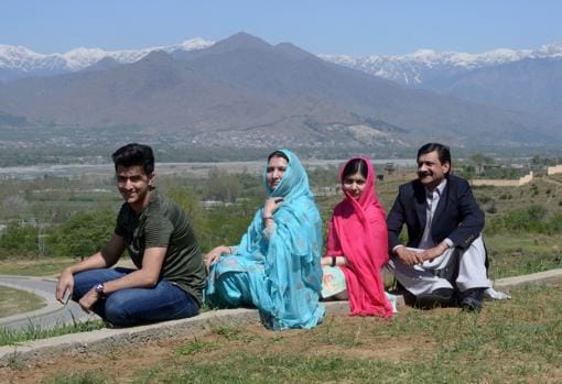 La joven Malala, con sus padres y su hermana durante el recorrido