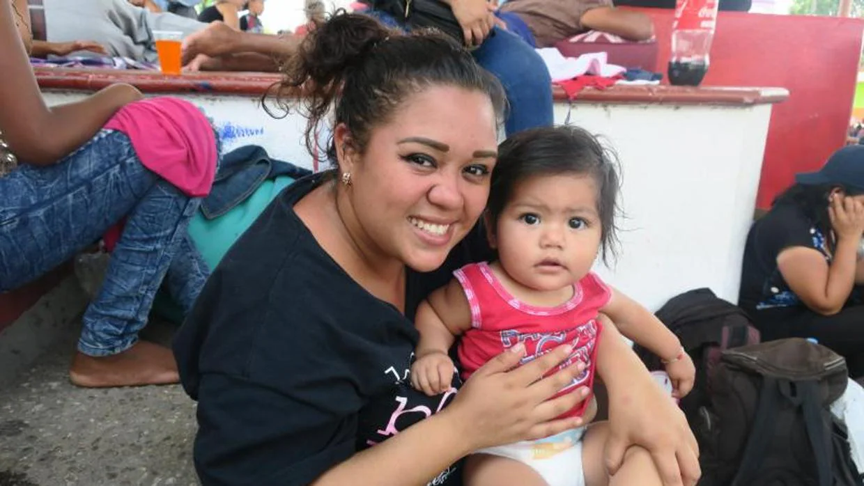 La inmigrante salvadoreña Ivi Jeannette, con su bebé, en su periplo hacia Estados Unidos