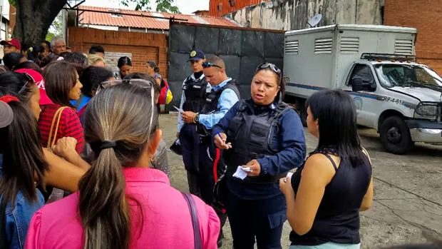 Cinco policías detenidos por el incendio que provocó la muerte de 68 personas en una comisaría de Venezuela