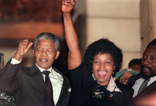 Winnie y Nelson Mandela, a la salida de este último de la cárcel de Victor Verster