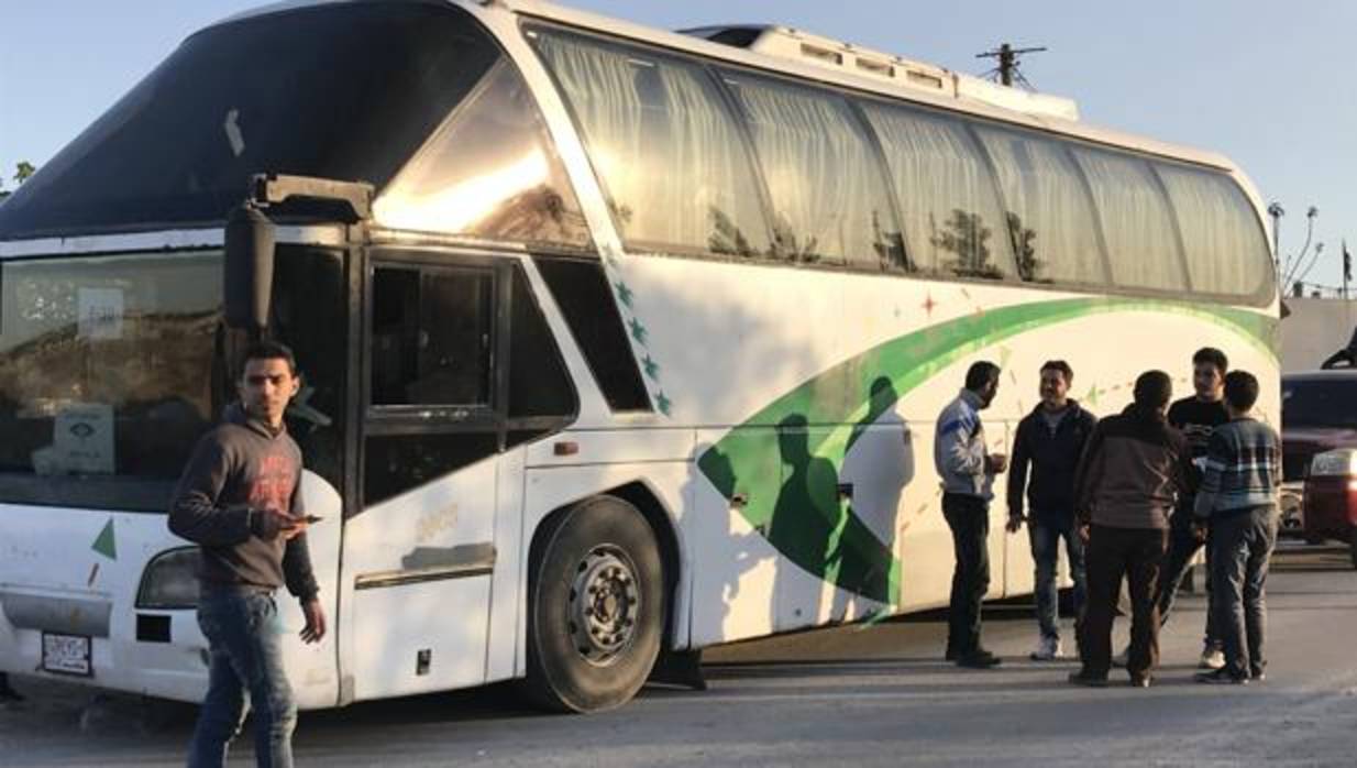 Un grupo de rebeldes espera para ser evacuado en autobús de Guta oriental