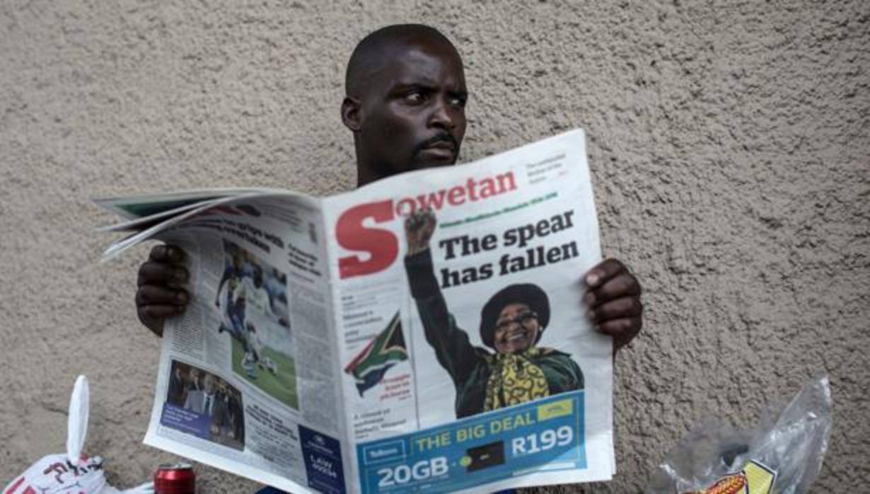 Vista de un periódico con la portada dedicada a Winnie Mandela