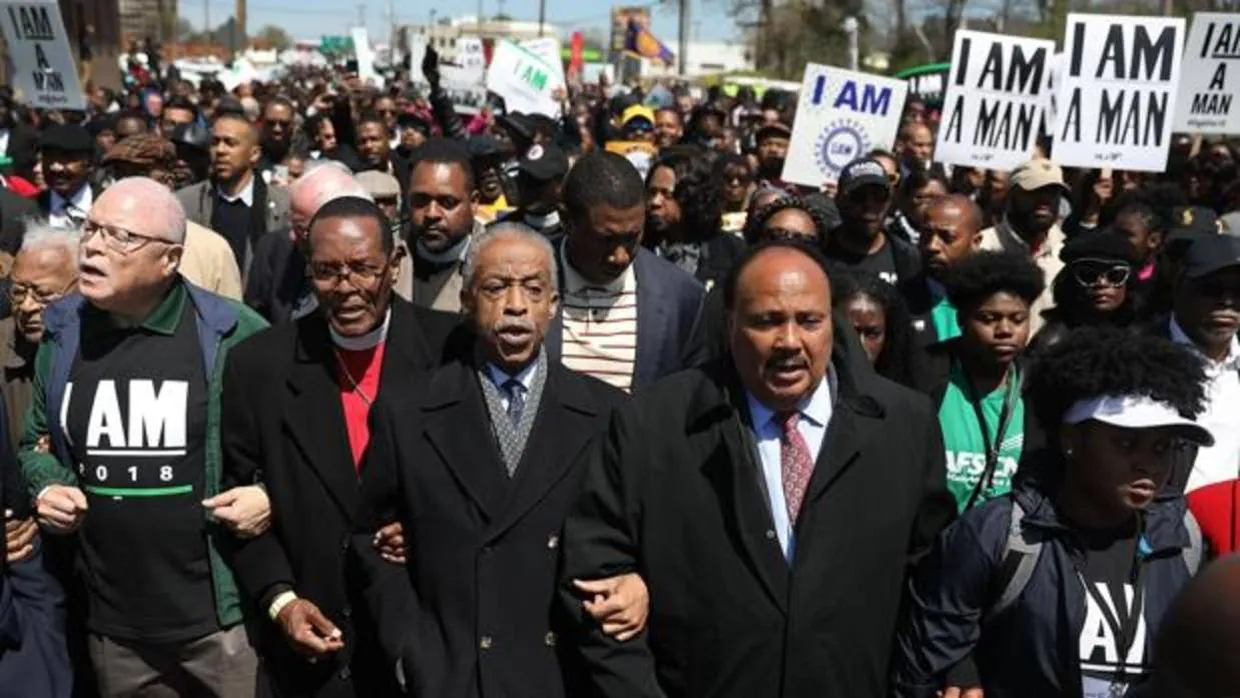 El reverendo Al Sharpton, entre el obispo Charles Blake (segundo por la izquierda) y Martin Luther King III, a la cabeza de la marcha en homenaje al líder del movimiento por los derechos civiles en Memphis