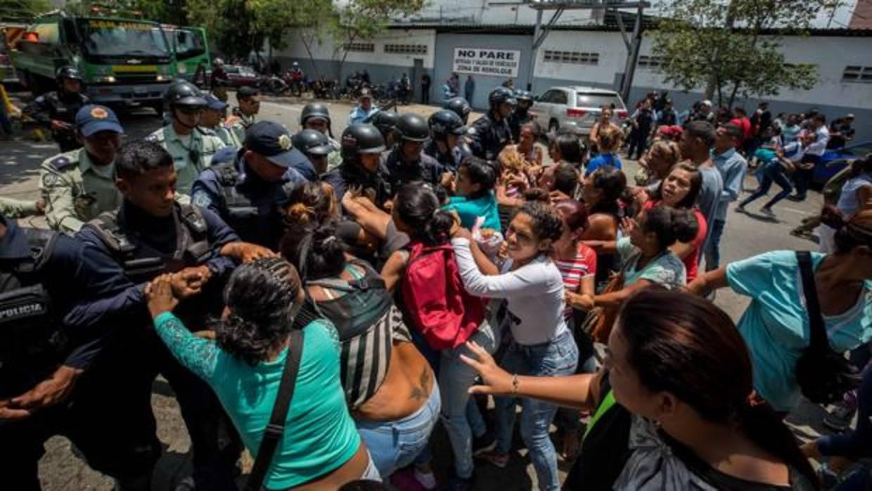 Familiares de presos protestan ante la Policía el 28 de marzo ante el centro de reclusión de Carabobo, Venezuela