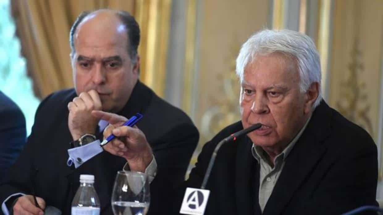 Felipe González, junto al expresidente de la Asamblea Nacional de Venezuela Julio Borges