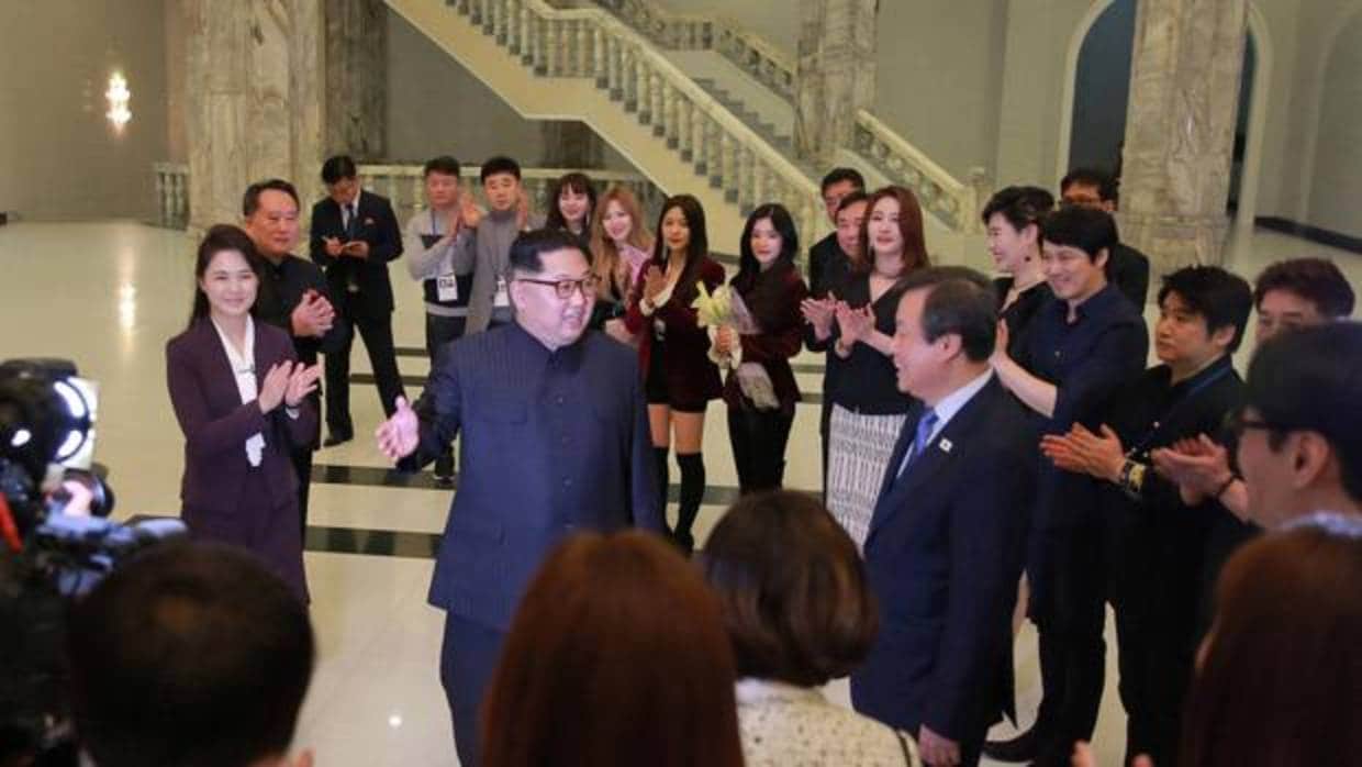 El líder norcoreano Kim Jong Un y su esposa Ri Sol Ju disfrutaron recientemente de un concierto de cantantes K-pop surcoreanos