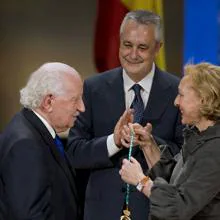 Foto de archivo en la que el filólogo Pedro Martínez Montávez recibe la Medalla de Andalucía