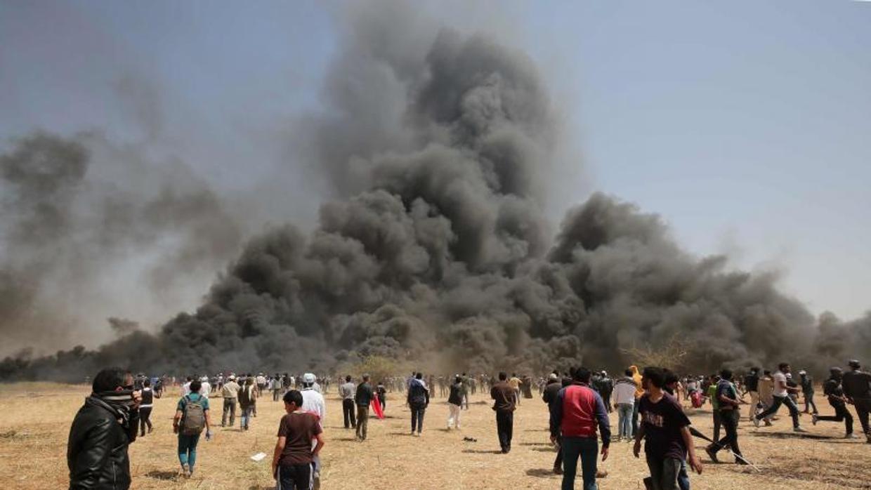 Una gran humareda provocada por la quema de neumáticos se levanta de la verja que separa Gaza de Israel