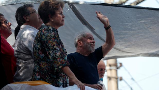 Lula sale del sindicato por primera vez en dos días para asistir a la misa en memoria de su esposa