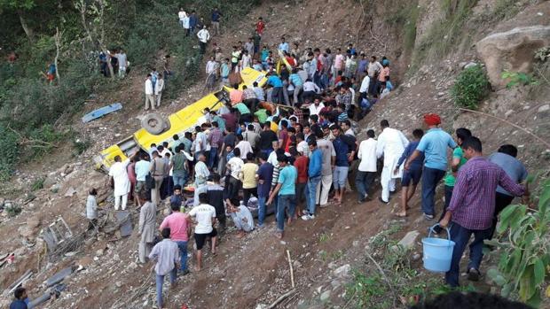 Mueren 20 niños tras caer un autobús escolar por un barranco en el norte de la India