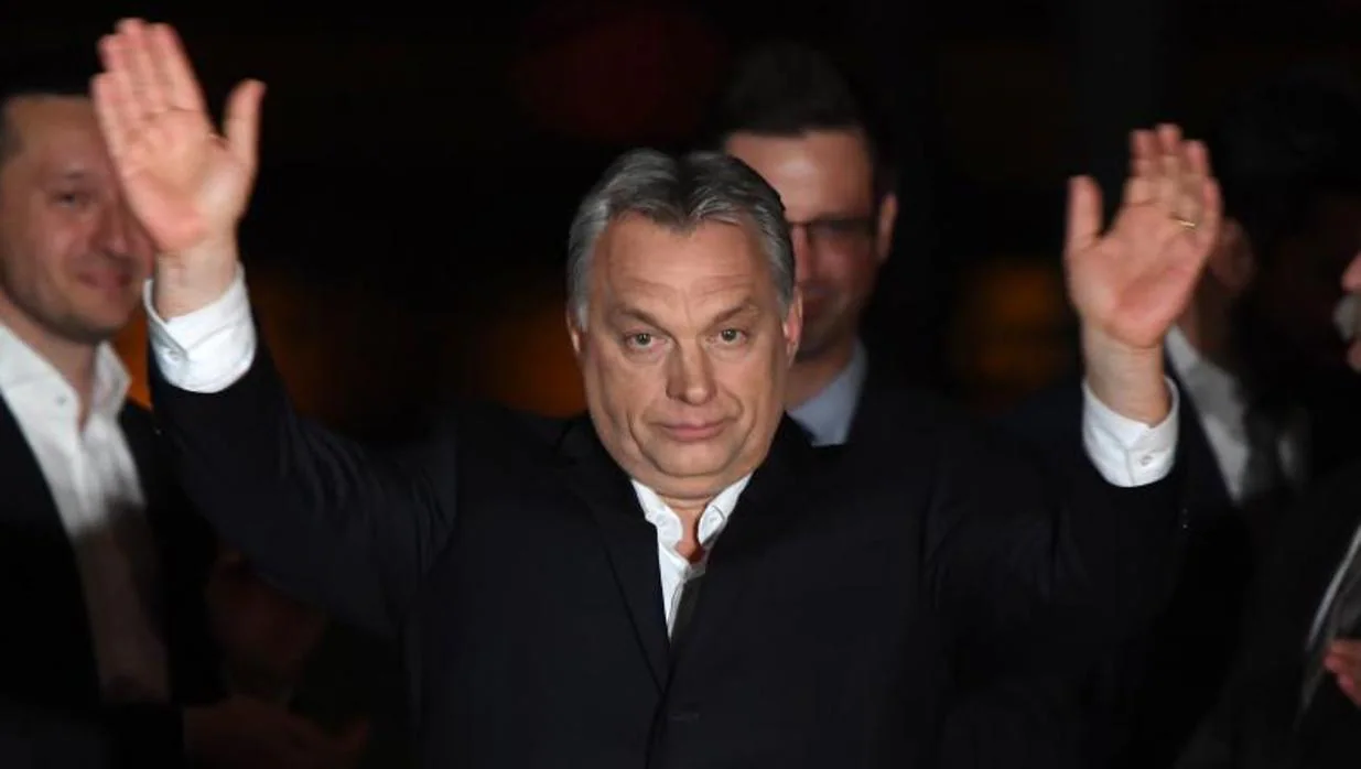 El primer ministro húngaro, Viktor Orban, celebra el triunfo de su partido, este domingo en Budapest