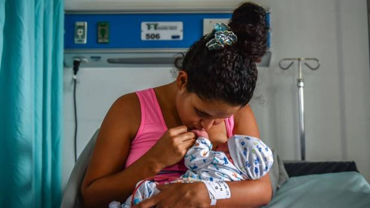 Fotografía de archivo de una mujer y su hio recién nacido en un hospital venezolano en plena crisis humanitaria