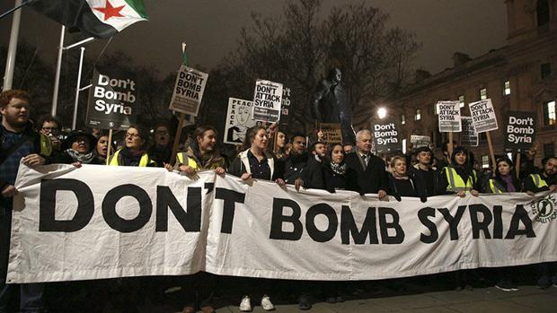 Los estadounidenses apoyan el bombardeo a Siria; los británicos, no