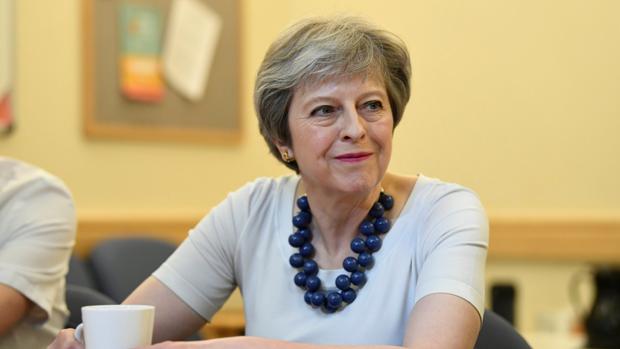 Theresa May analiza con su Gabinete de guerra intervenir en Siria