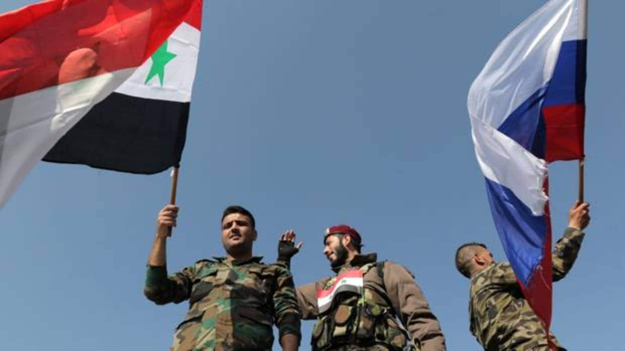 La bandera siria y la rusa ondean juntas en Siria