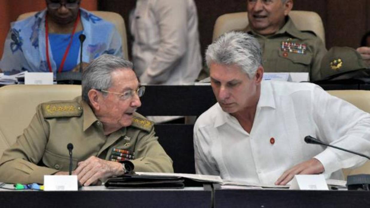 Raúl Castro (izq.), en una imagen de 2017 con el primer vicepresidente y favorito a la sucesión, Miguel Díaz-Canel