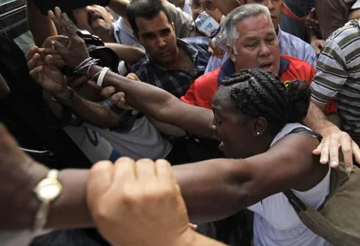 Agentes de la seguridad cubana agarran a Berta Soler, en una imagen de 2010