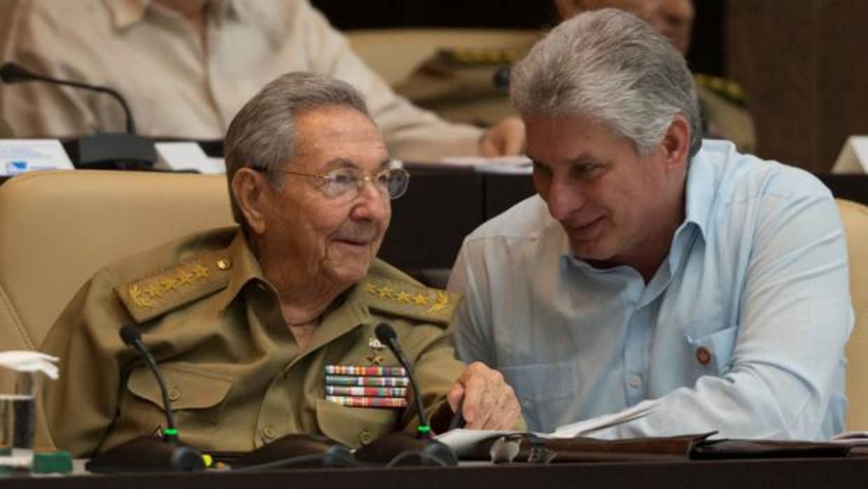 El nuevo presidente de Cuba, Miguel Díaz-Canel (derecha), ayer con su todavía antecesor, Raúl Castro