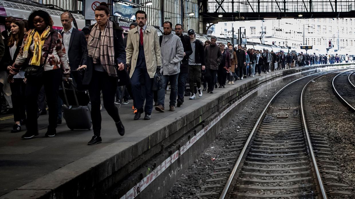 Una multitud de usuarios abarrota un andén de la estación de ferrocarril de Gare Saint Lazare