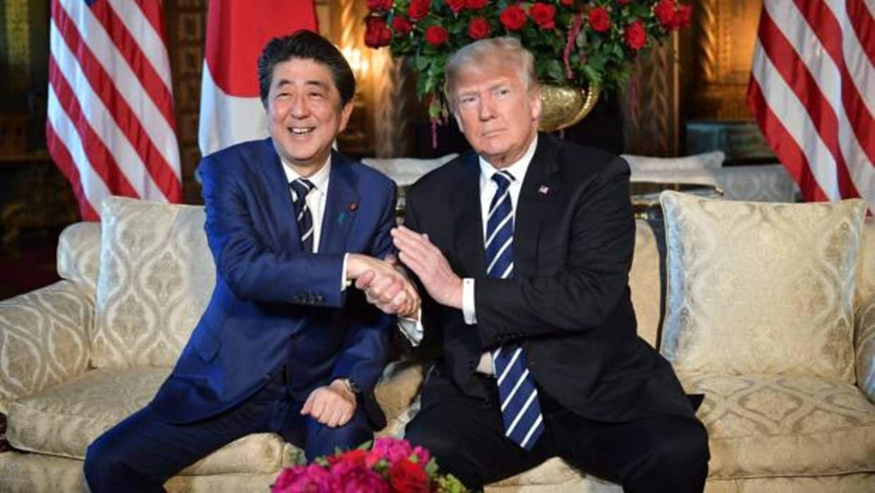 Shinzo Abe y Donald Trump, durante su encuentro el pasado 17 de abril