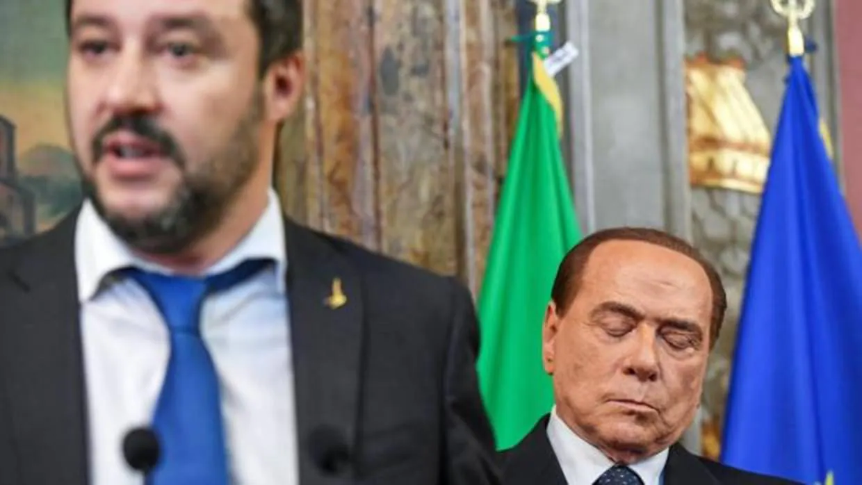 El líder de la Liga Norte, Matteo Salvini (izq), y el líder de Forza Italia, Silvio Berlusconi, atienden a la prensa tras reunión mantenida con el presidente del Senado en el ámbito de la ronda de consultas para la formación de gobierno en Roma