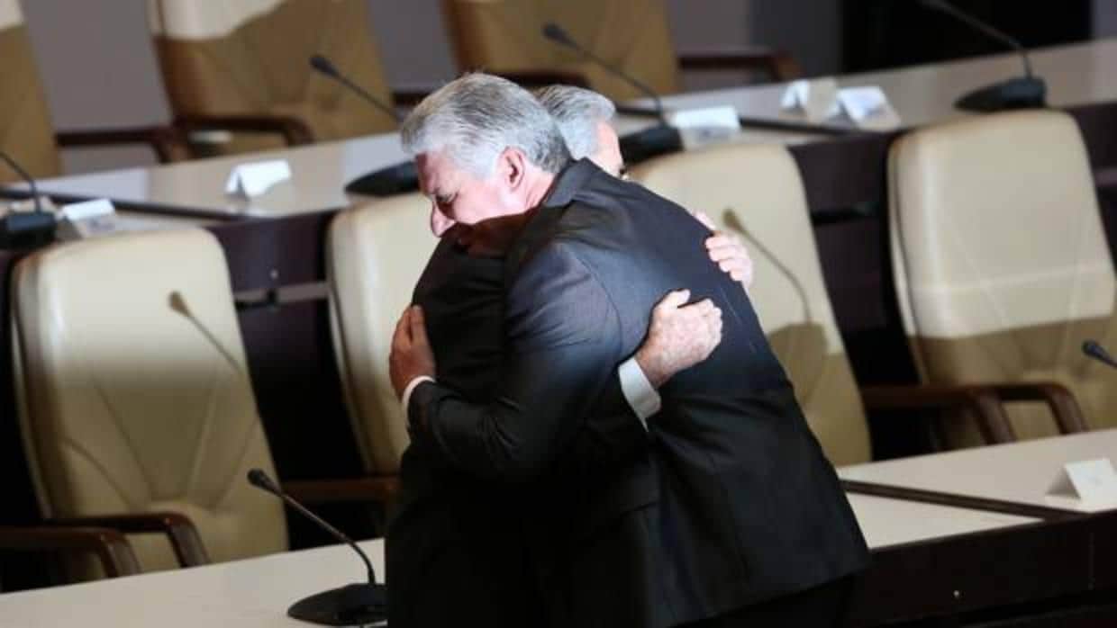 Raúl Castro y Miguel Díaz-Canel se abrazan durante la Asamblea del relevo en la presidencia de Cuba