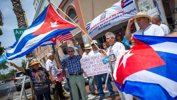 La comunidad cubana en Miami ve la elección de Díaz-Canel entre la «farsa» y la «oportunidad»