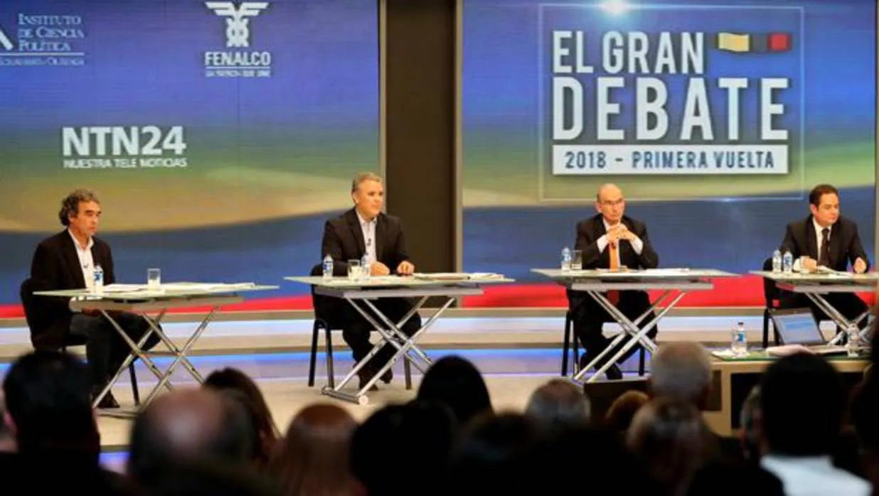 Los candidatos a la Presidencia de Colombia (i-d) Sergio Fajardo, Iván Duque, Humberto De la Calle y Germán Vargas Lleras participan en el primer gran debate nacional