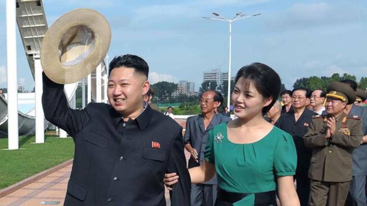 El líder norcoreano Kim Jong-Un (L), acompañado por su esposa Ri Sol-Ju (R)