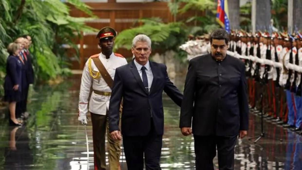 Miguel Díaz-Canel y Nicolás Maduro pasan revista a las tropas en el Palacio de la Revolución de La Habana