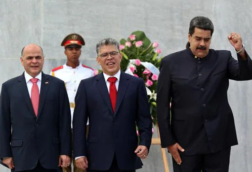 Nicolás Maduro, con el presidente de Pdvsa, Manuel Quevedo (izq.), y el vicepresidente Elías Jaua, durante la visita a La Habana para felicitar al nuevo presidente cubano, Miguel Díaz-Canel