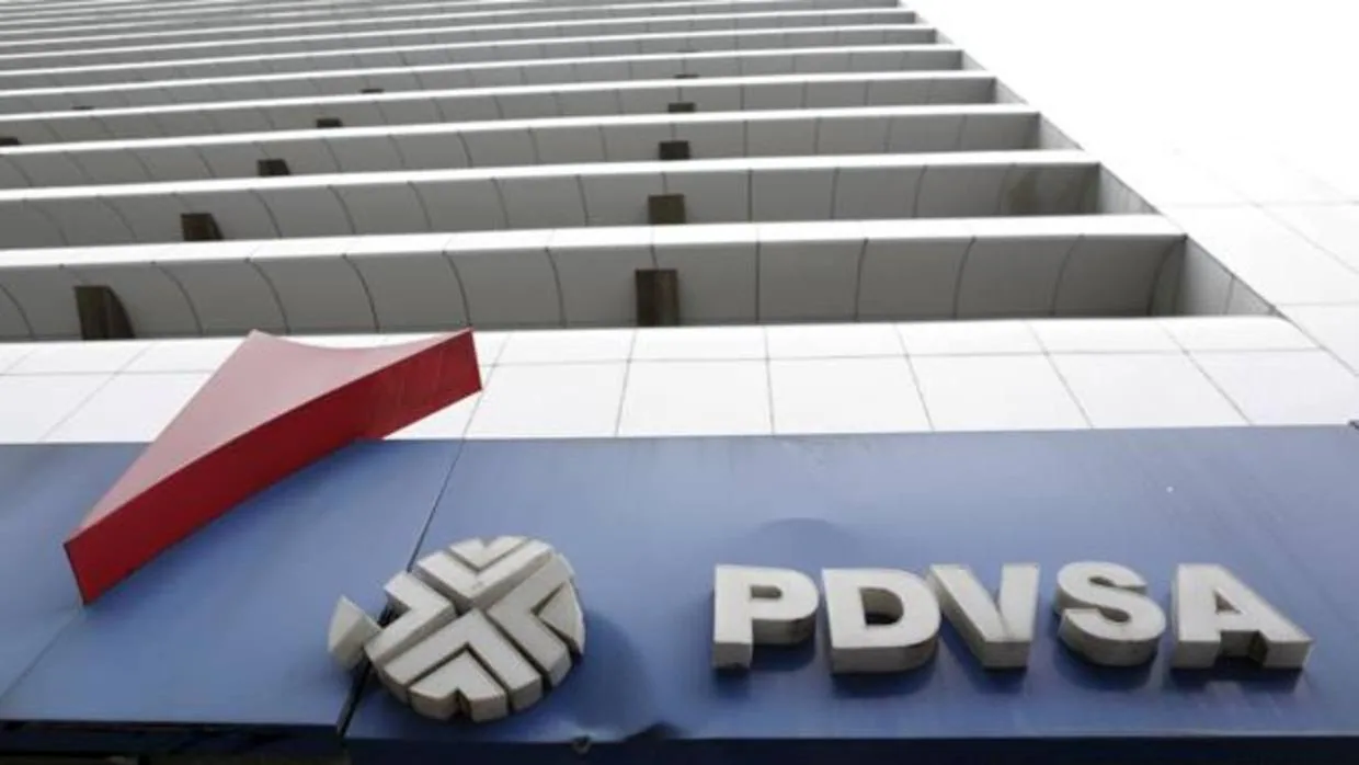 El logotipo de la petrolera estatal venezolana Pdvsa, en una gasolinera de Caracas