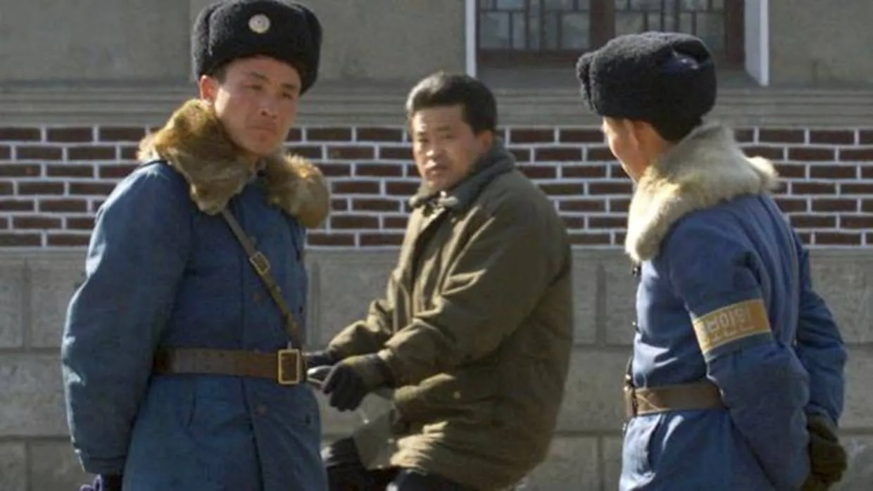 Dos policías norcoreano, en una imagen de archivo
