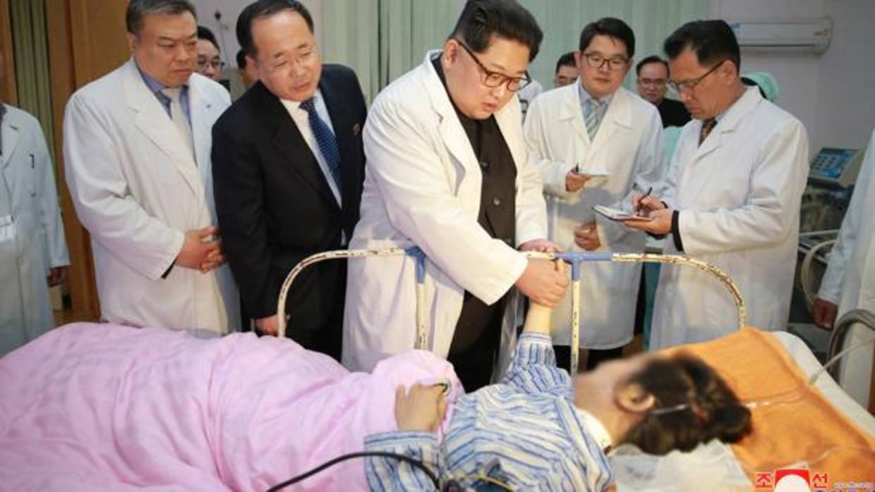 Kim Jong-un, mientras visita a heridos por un accidente de tráfico en Corea del Norte